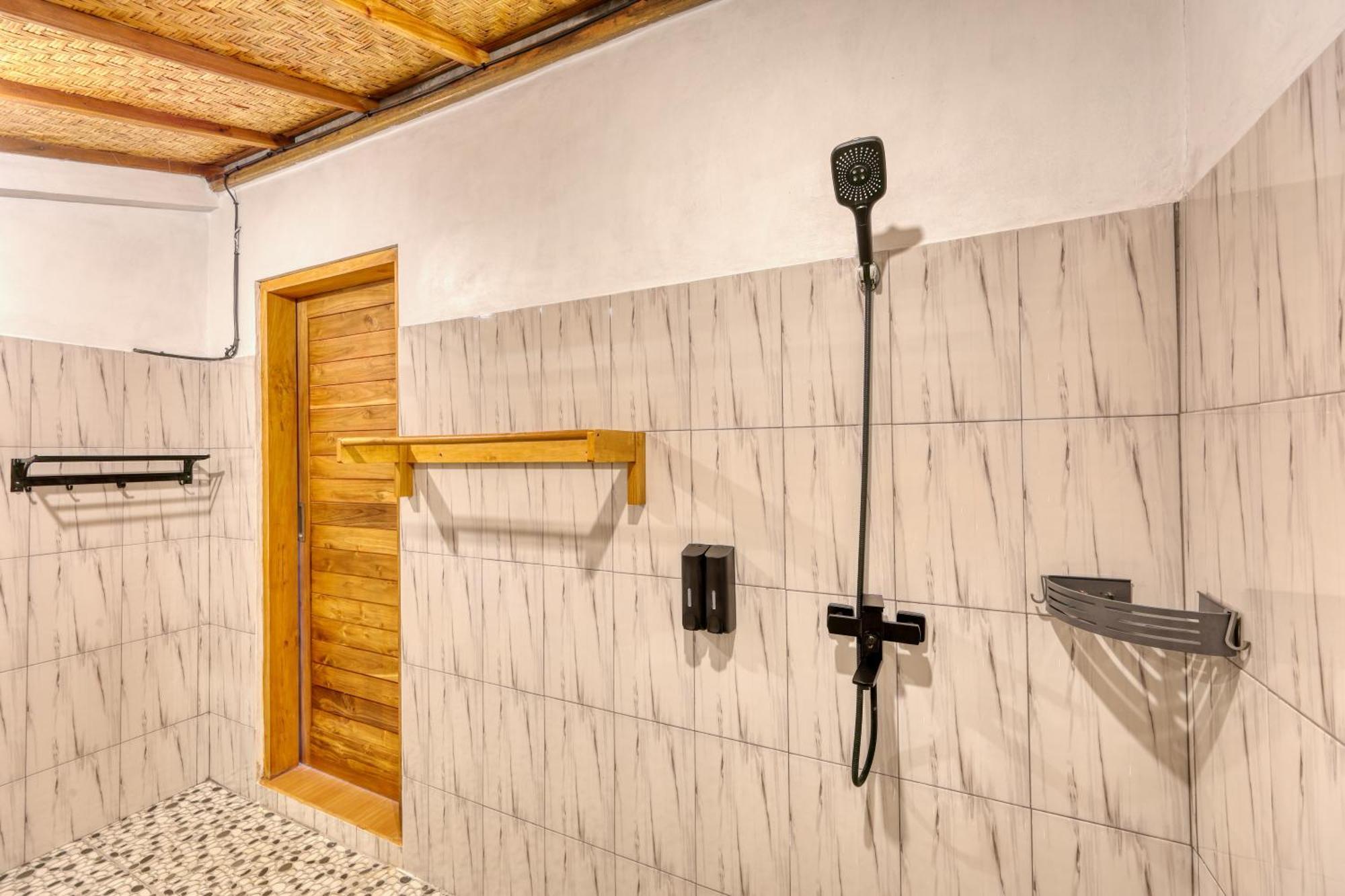 Hotel Sebuluh Sunset Hill Batumadeg Pokój zdjęcie